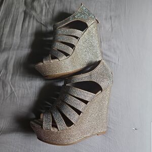 Delicacy Gold Wedges with Geometric Straps